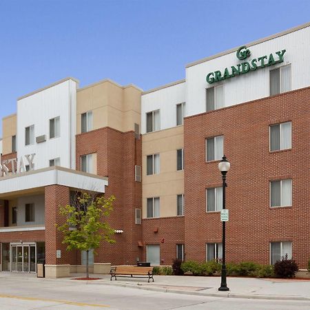 Grandstay Hotel & Suites Downtown Шебойган Экстерьер фото