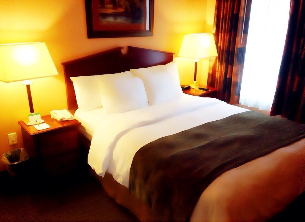 Grandstay Hotel & Suites Downtown Шебойган Номер фото