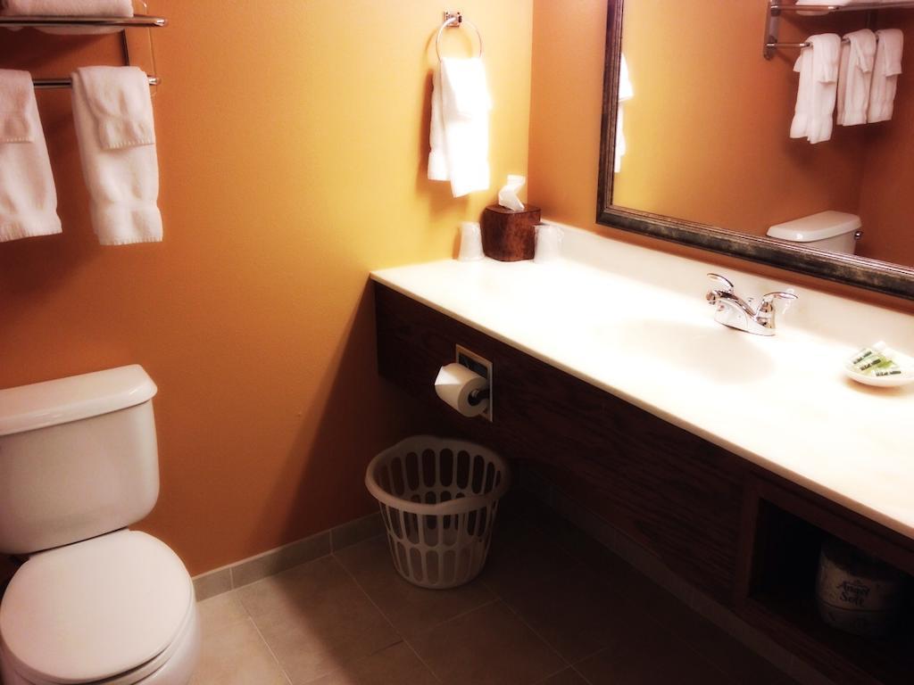 Grandstay Hotel & Suites Downtown Шебойган Номер фото